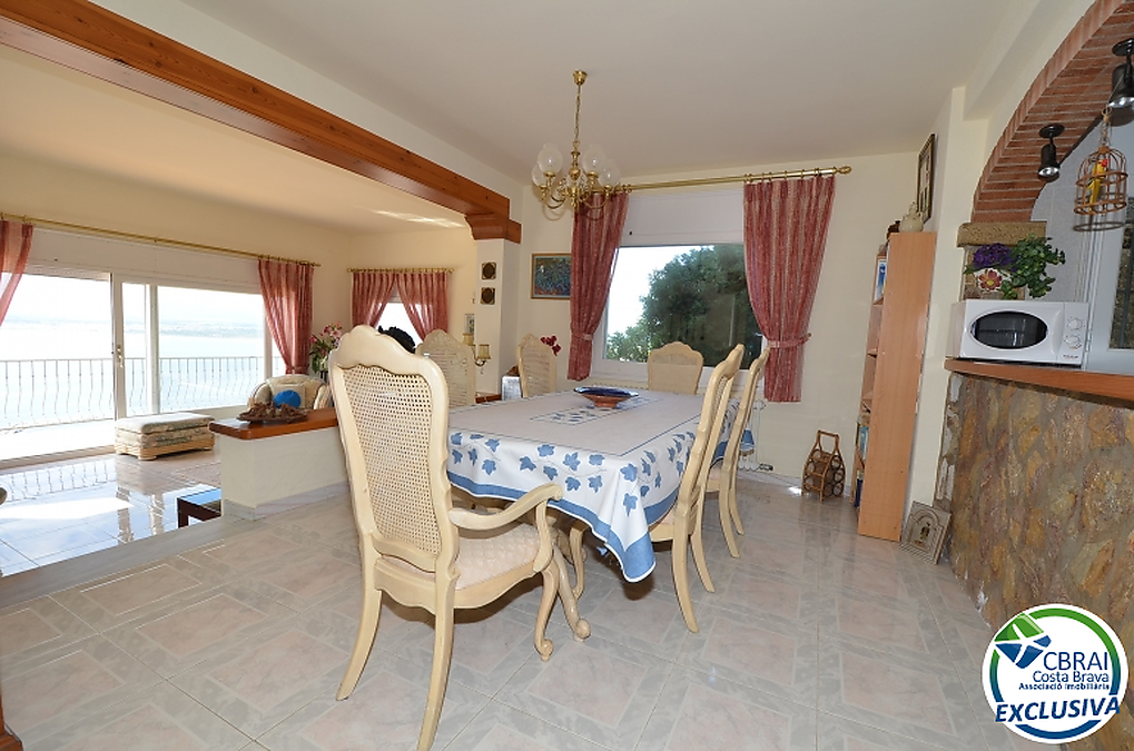Beautiful villa with 3 bedrooms, pool and spectacular sea views