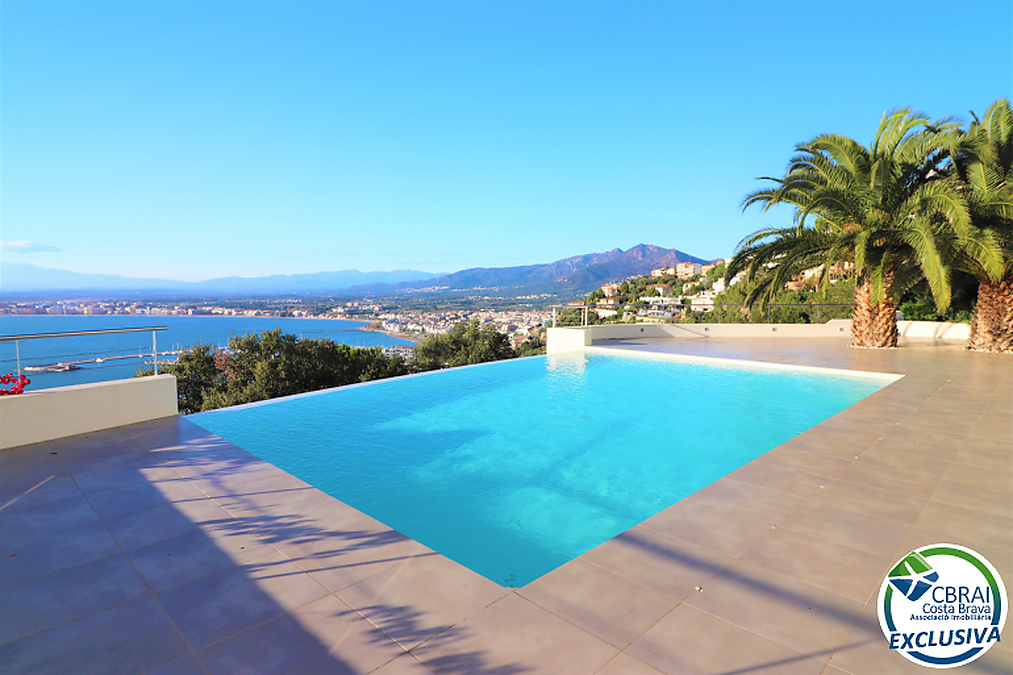 Beautiful house with infinity pool and spectacular views over the Bay of Roses