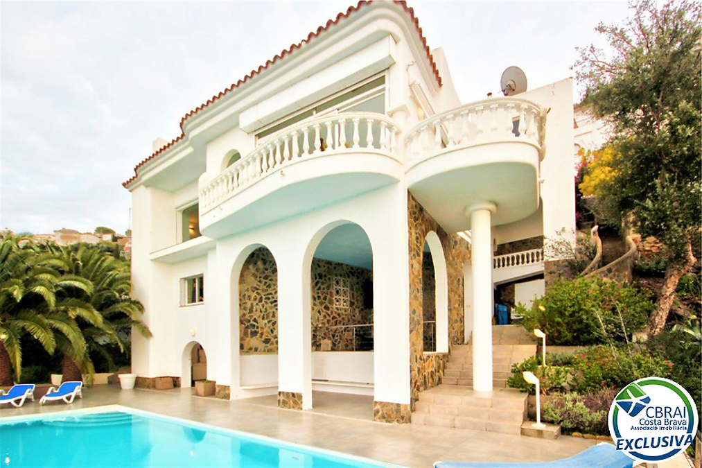 Kostbares Haus mit unendlichem Pool und Blick auf die Bahía de Rosas