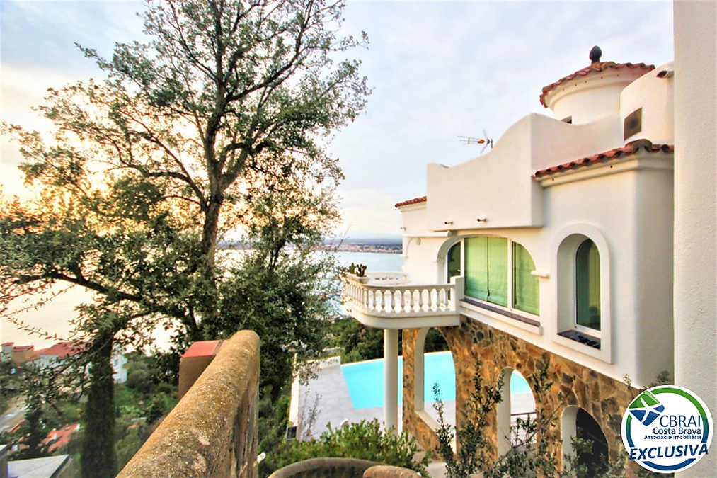 Preciosa casa amb piscina infinita i vistes espectaculars sobre la Badia de Roses