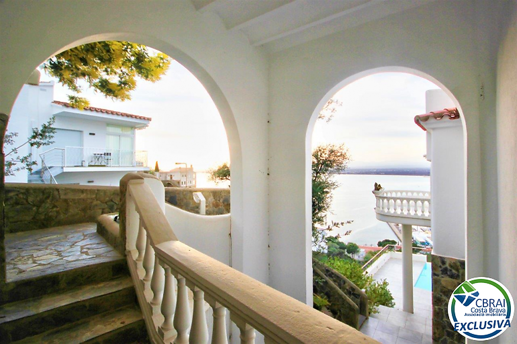 Belle maison avec piscine à débordement et des vues spectaculaires sur la baie de Roses
