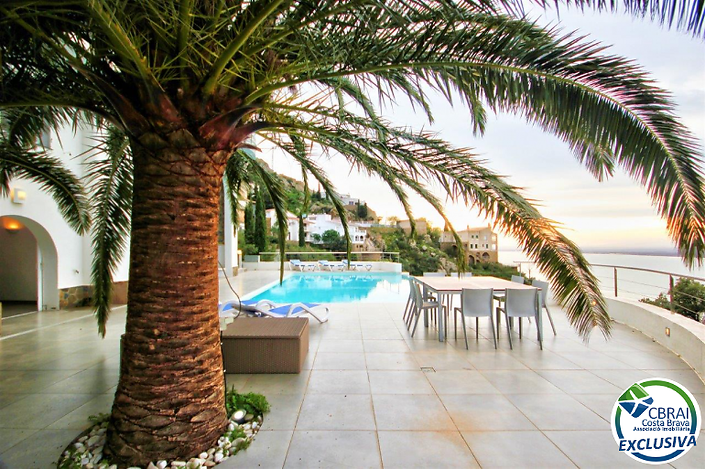 Preciosa casa amb piscina infinita i vistes espectaculars sobre la Badia de Roses