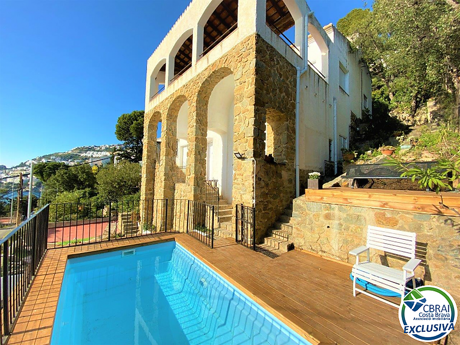 Belle maison rénovée avec des vues spectaculaires avec piscine privée et garage.