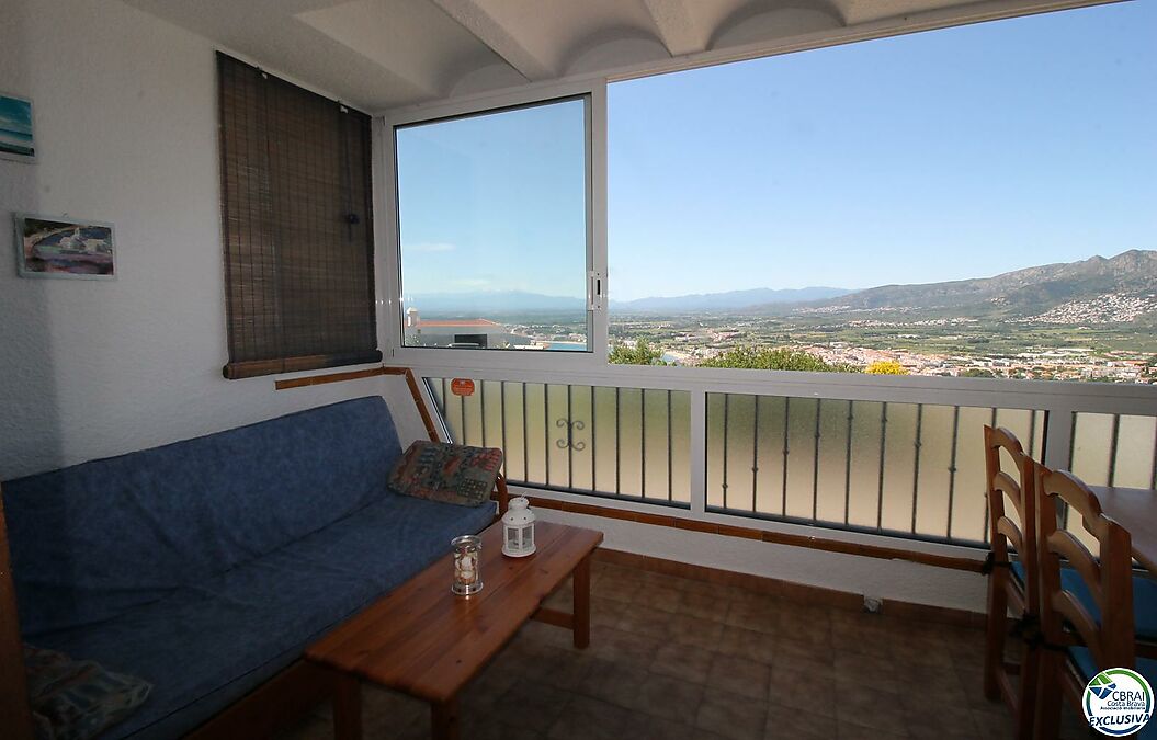 Apartamento con piscina, parking y vistas sobre la Bahía de Roses.