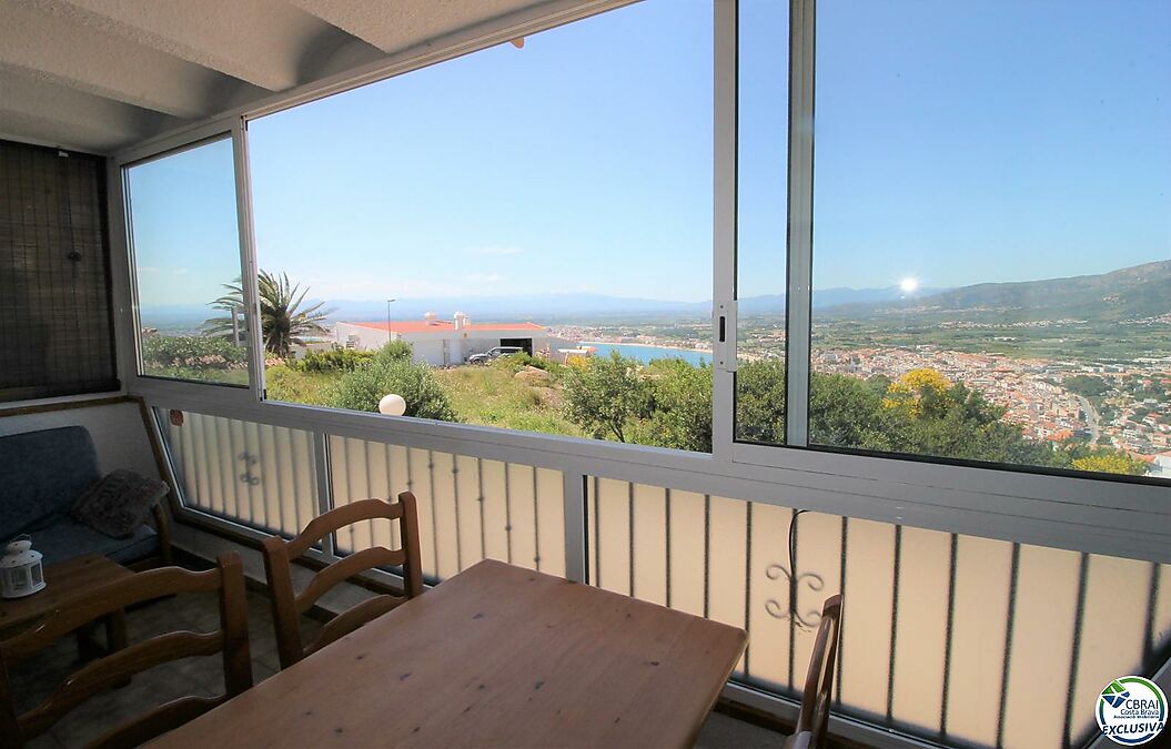 Apartamento con piscina, parking y vistas sobre la Bahía de Roses.