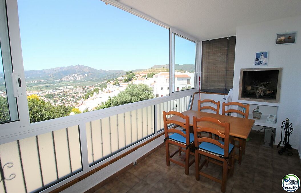 Apartment with Pool, parking and views over the Bay of Roses.