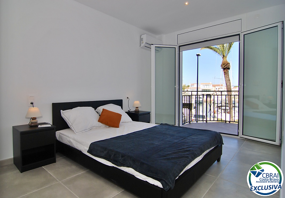 Geräumige Wohnung (109m2), 3 Schlafzimmer, 2 Terrassen, Blick auf einen Hafen, nahe dem Zentrum und dem Strand, Empuriabrava - Costa Brava