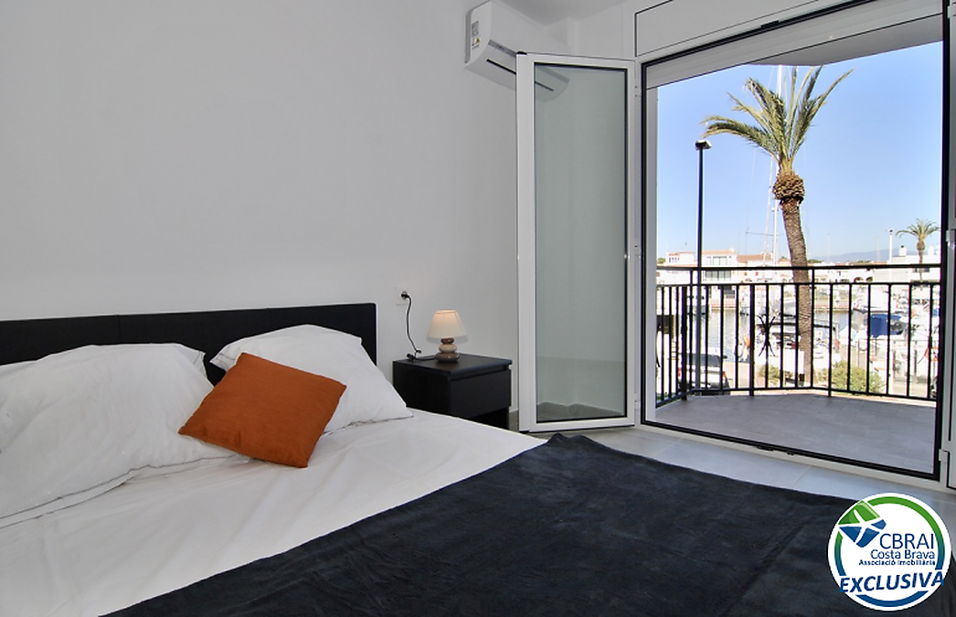 Geräumige Wohnung (109m2), 3 Schlafzimmer, 2 Terrassen, Blick auf einen Hafen, nahe dem Zentrum und dem Strand, Empuriabrava - Costa Brava
