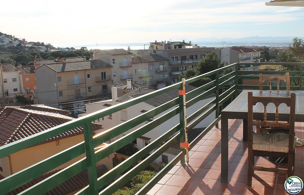 Beautiful renovated apartment with views to the sea and the mountains
