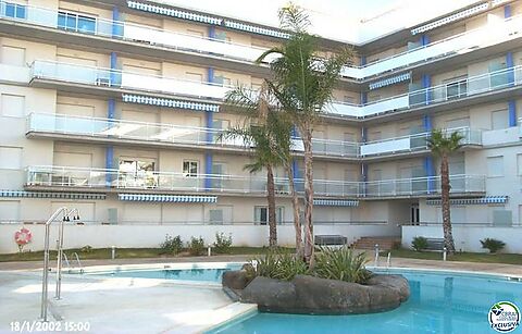 Apartment in roses santa margarita with community pool and jacuzzi