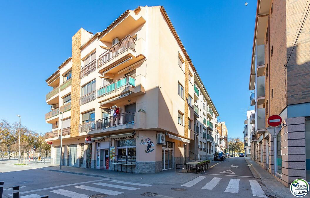 62m2 apartment in the center of Roses with closed garage