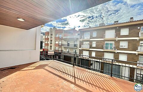 APARTMENT IN THE CENTER OF ROSAS WITH LARGE TERRACE, A FEW STEPS FROM THE BEACH
