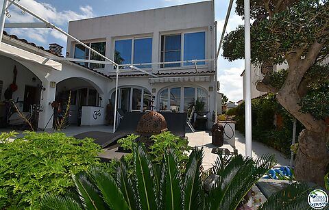 EMPURIABRAVA: Nice villa with a private mooring and pool close to the beach