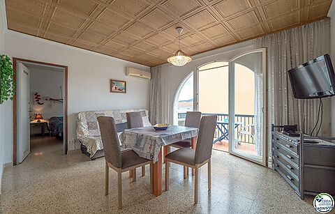 One bedroom apartment in the heart of the city with partial sea views