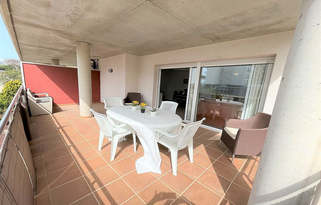 Large Apartment with Sea Views and Parking