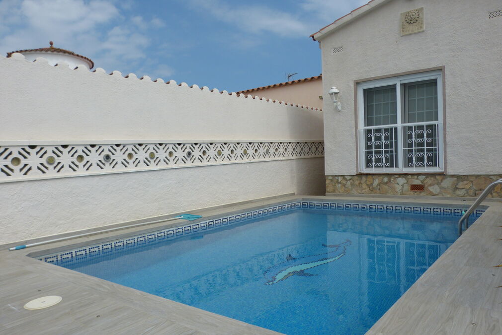 Large villa on the canal for sale consisting of two houses, mooring of 12.5 m, swimming pool