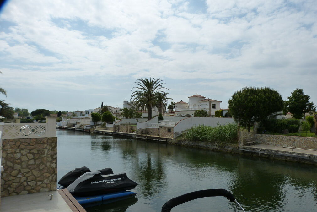 Gran vila al canal en venda composada de dues vivindes, amarratge de 12,5 m, piscina