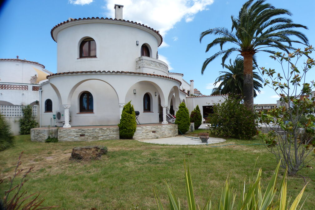 Beautiful house located on the wide channel of Empuriabrava with mooring