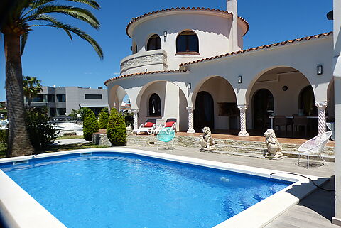 Beautiful house located on the corner of the wide canal of Empuriabrava with mooring.