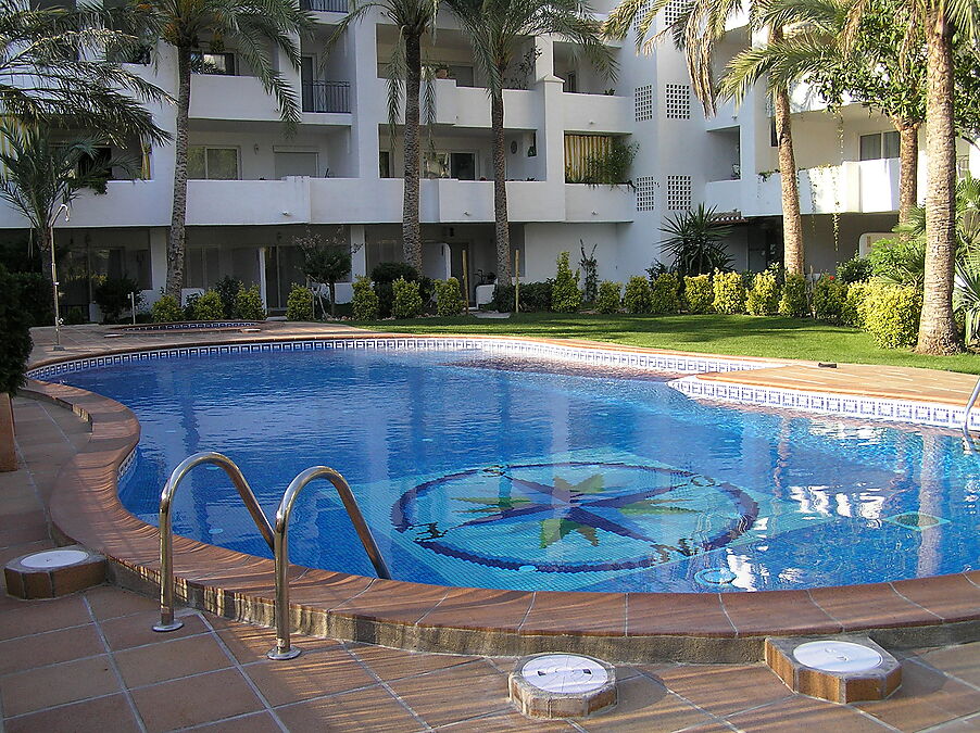 Apartament de 2 dormitoris amb piscina comunitaria i terrassa amb vistes als jardins