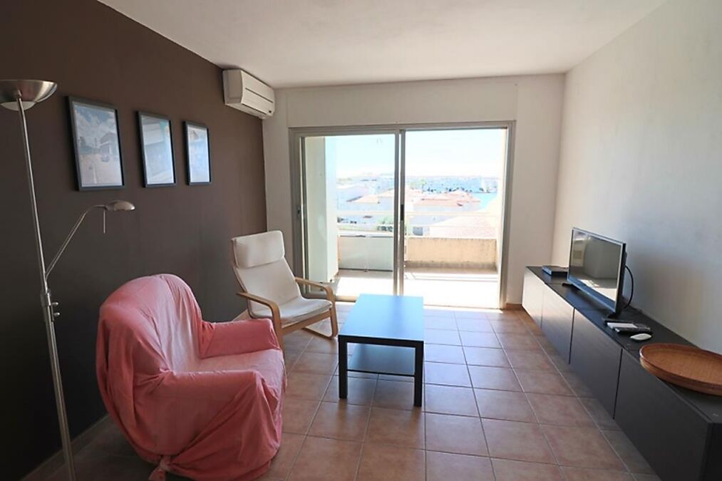 Beautiful apartment overlooking Lake Sant Maurici in Empuriabrava