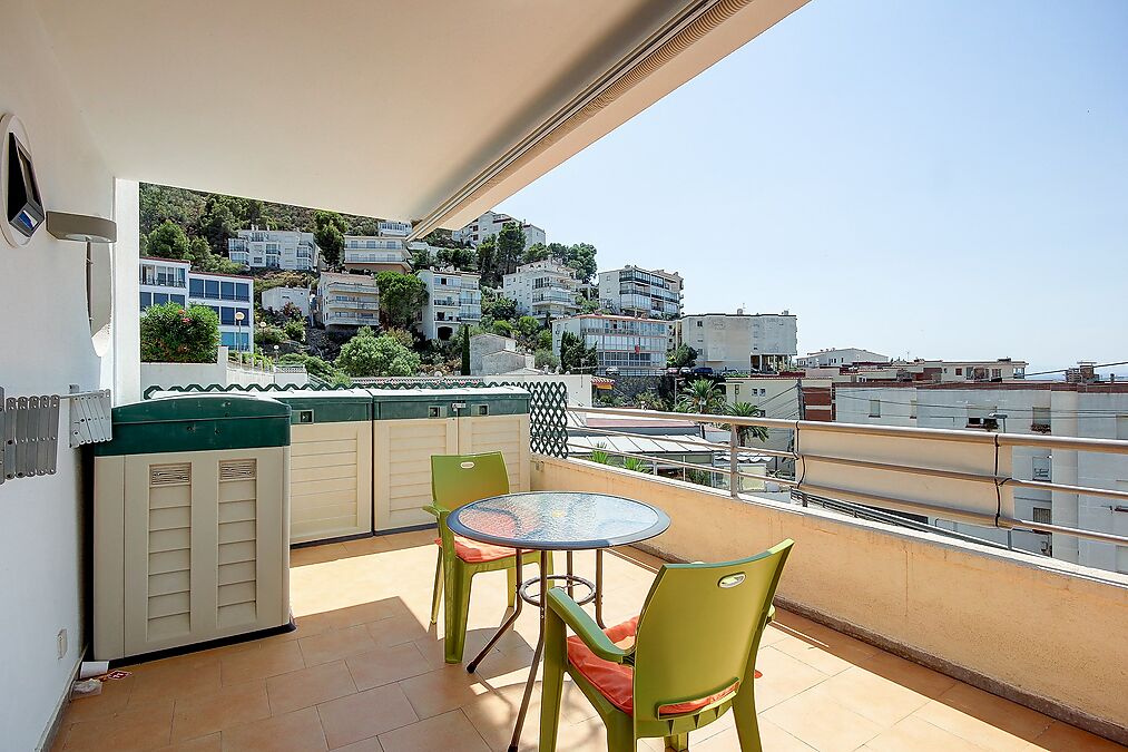 Bel appartement de deux chambres avec une grande terrasse, vue sur la mer et à 500 mètres de la plage