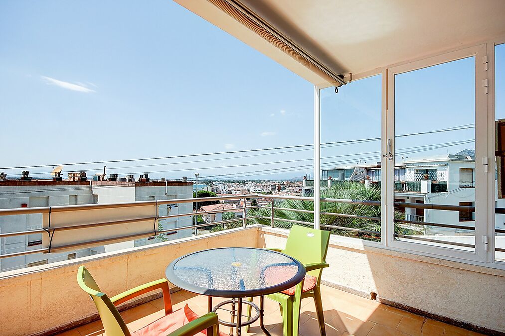 Bel appartement de deux chambres avec une grande terrasse, vue sur la mer et à 500 mètres de la plage