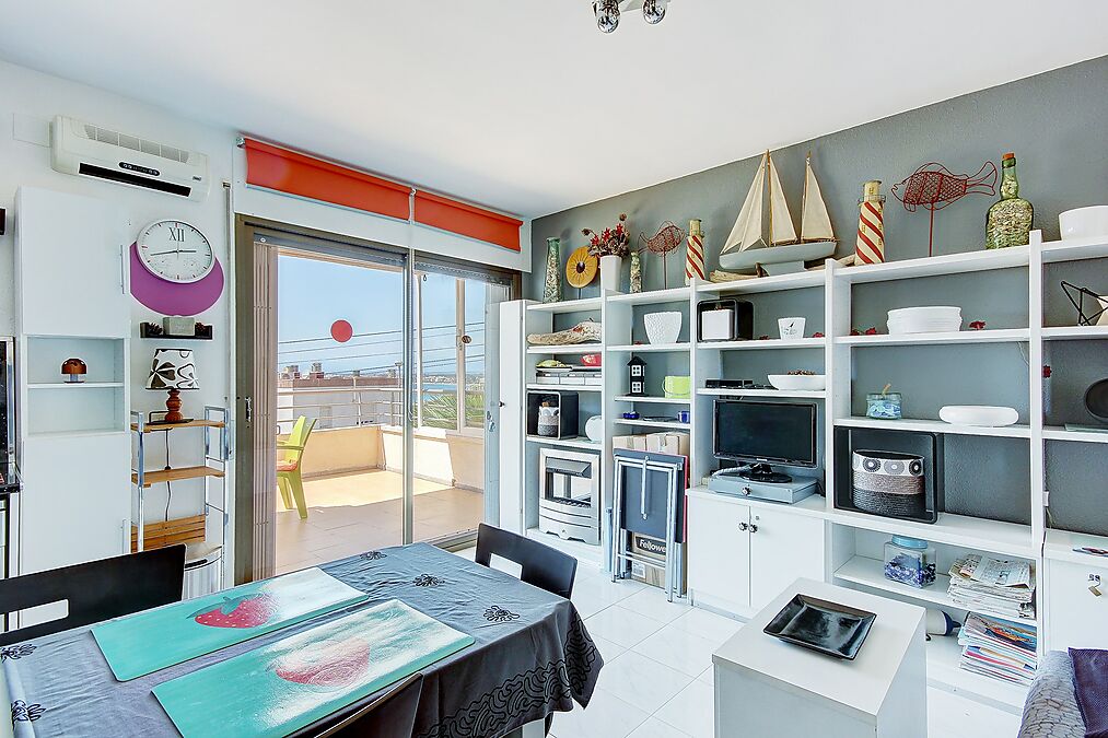 Preciós pis de dos dormitoris amb una gran terrassa, vistes a la mar i a 500 metres de la platja