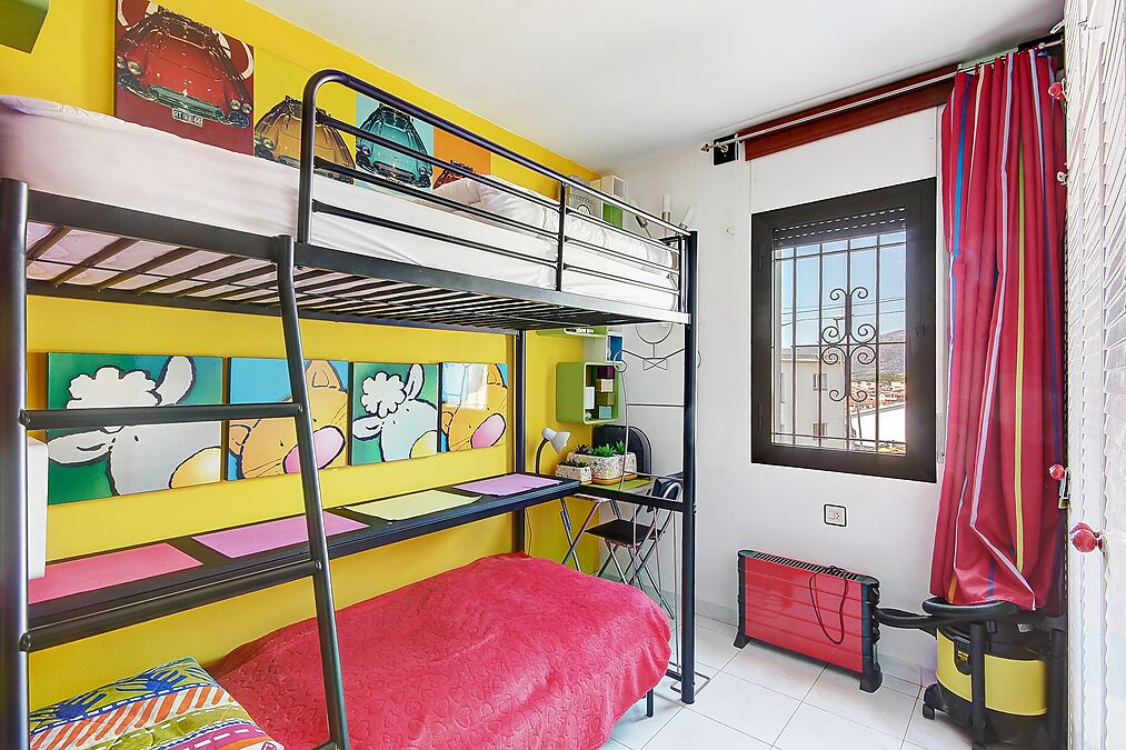 Preciós pis de dos dormitoris amb una gran terrassa, vistes a la mar i a 500 metres de la platja