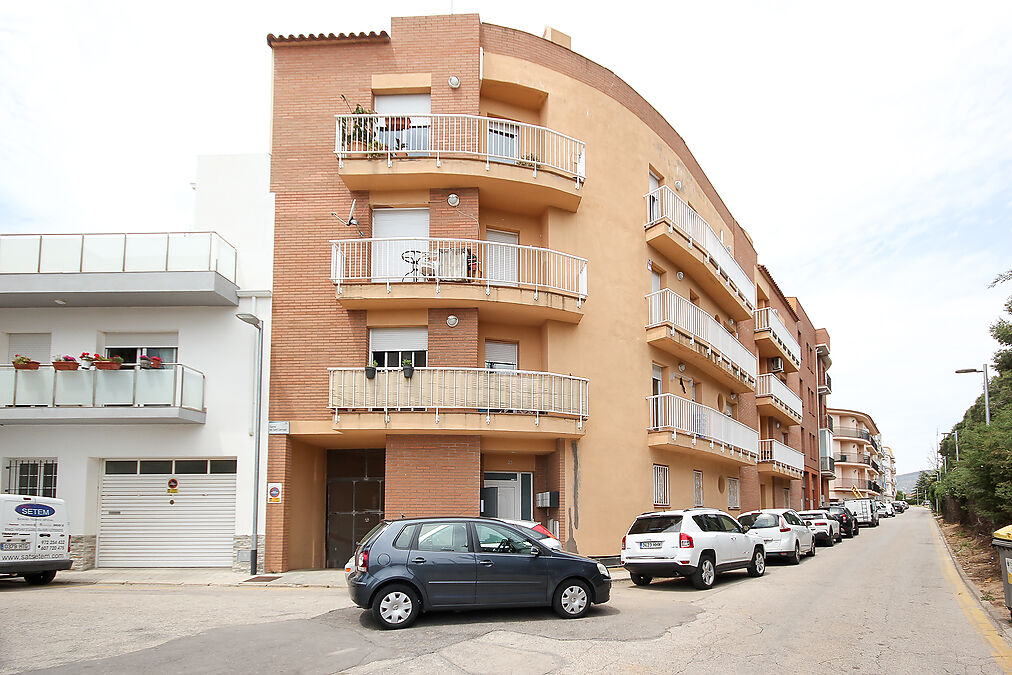 Apartment in Roses, in the quiet Mas Mates Urbanization.