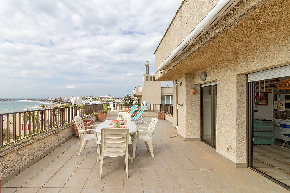 Beautiful penthouse on the seafront with garage
