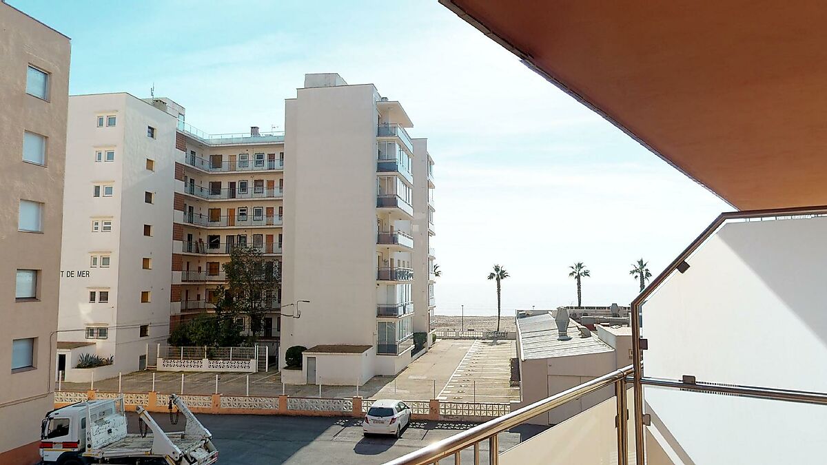 Flat 50 metres from the beach with sea views