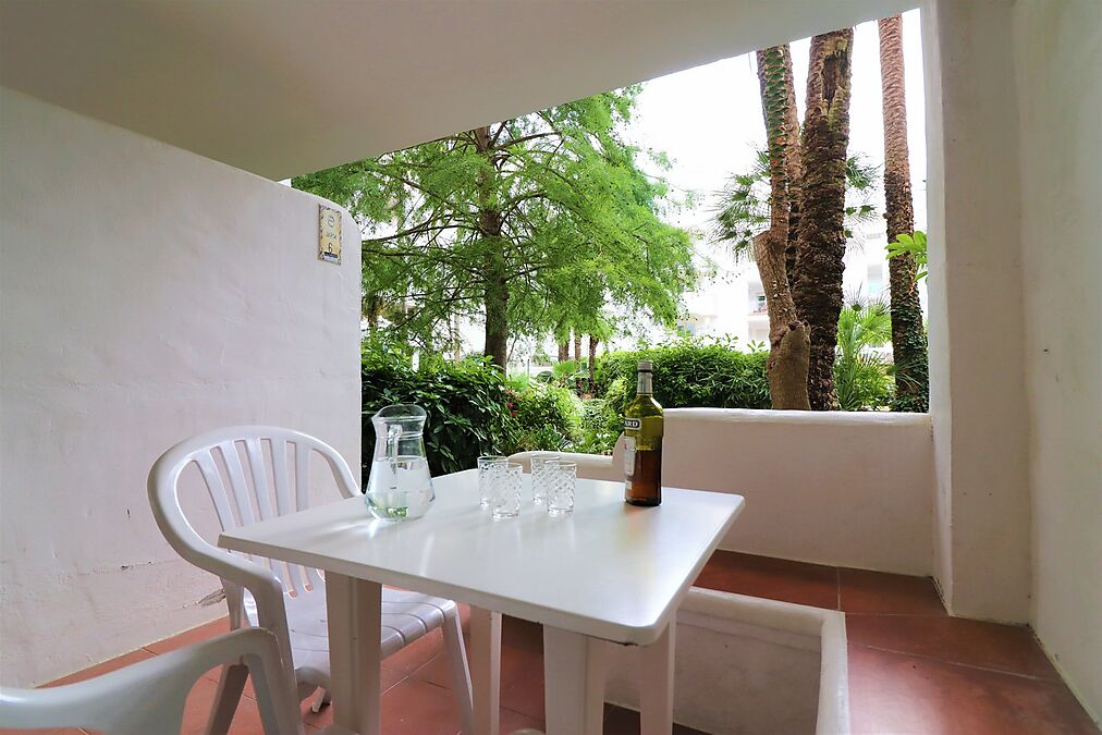 Bel appartement avec une belle terrasse vue piscine et jardins
