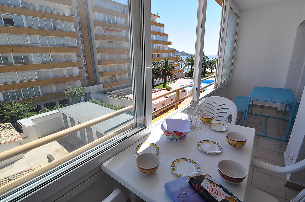 Apartment, in roses, on the seafront with community pools