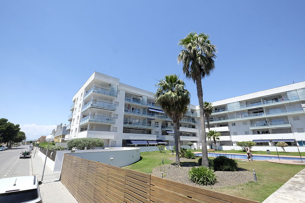 Magnificent penthouse with sea views and 66m2 solarium - 2 bedrooms - private parking - storage room - community pool - Rosas, Costa Brava