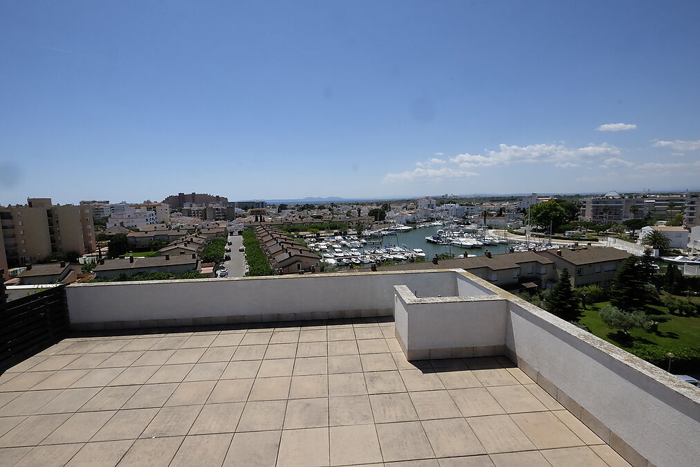 Magnificent penthouse with sea views and 66m2 solarium - 2 bedrooms - private parking - storage room - community pool - Rosas, Costa Brava