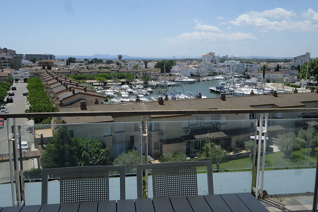 Magnífic átic amb vistes al mar i solàrium de 66m2 - 2 dormitoris - pàrquing privat - traster - piscina comunitària - Roses, Costa Brava