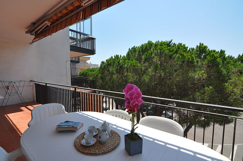 Apartment located in Santa Margarita, Roses with parking and near the beach.
