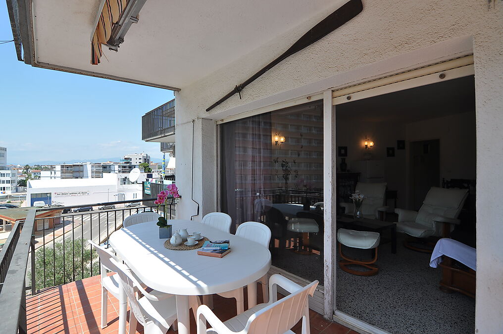 Apartament situat a Santa Margarita, Roses amb pàrquing ia prop de la platja.