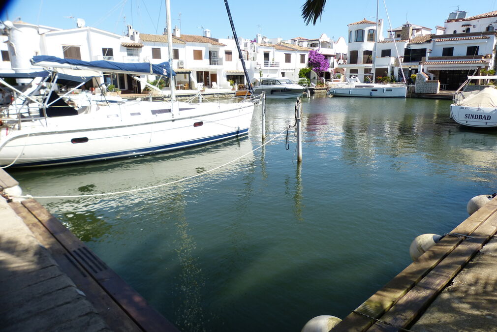 Fischerhaus auf Isla Cartago zum Verkauf mit 19 x 6 m Anlegeplatz für Segelboot und geschlossener Garage