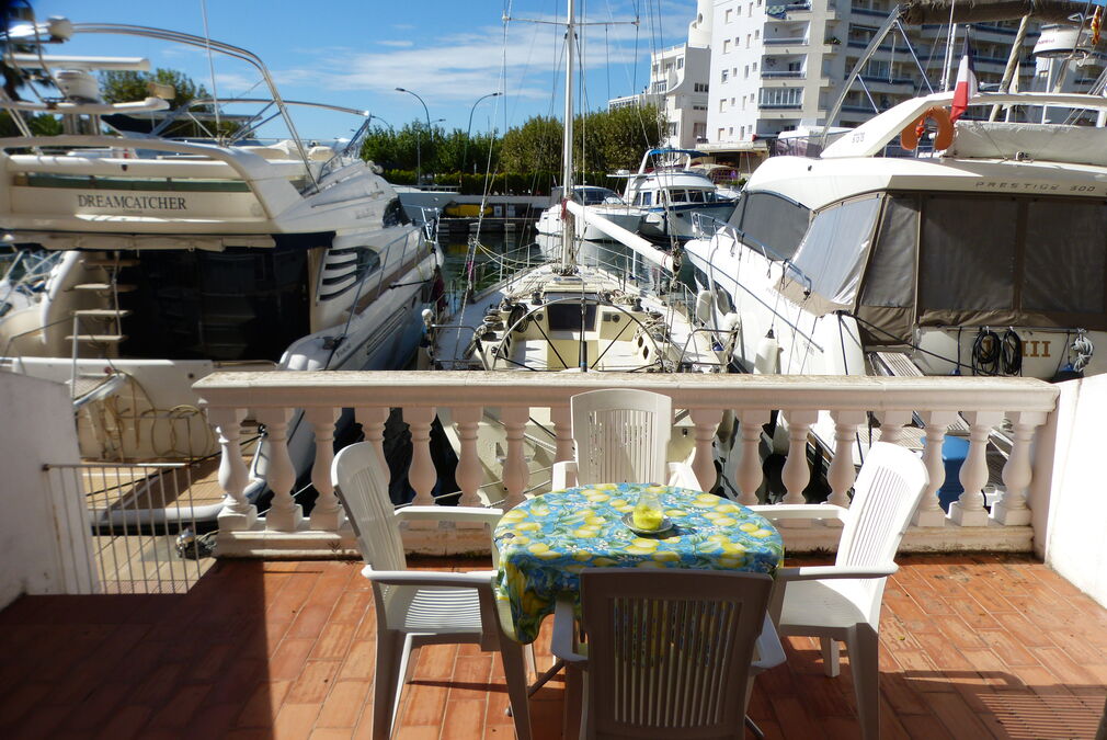 Large studio on the canal with beautiful view for sale in Empuriabrava, south-west, terrace