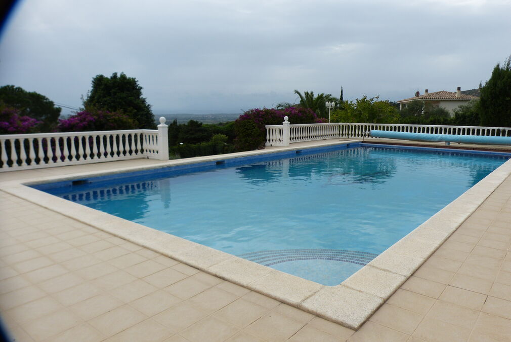 Belle villa à Els Olivars en vente sur un beau terrain avec grande piscine