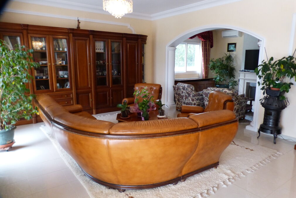 Impressive detached house in Els Olivars for sale on a beautiful plot with large swimming pool.