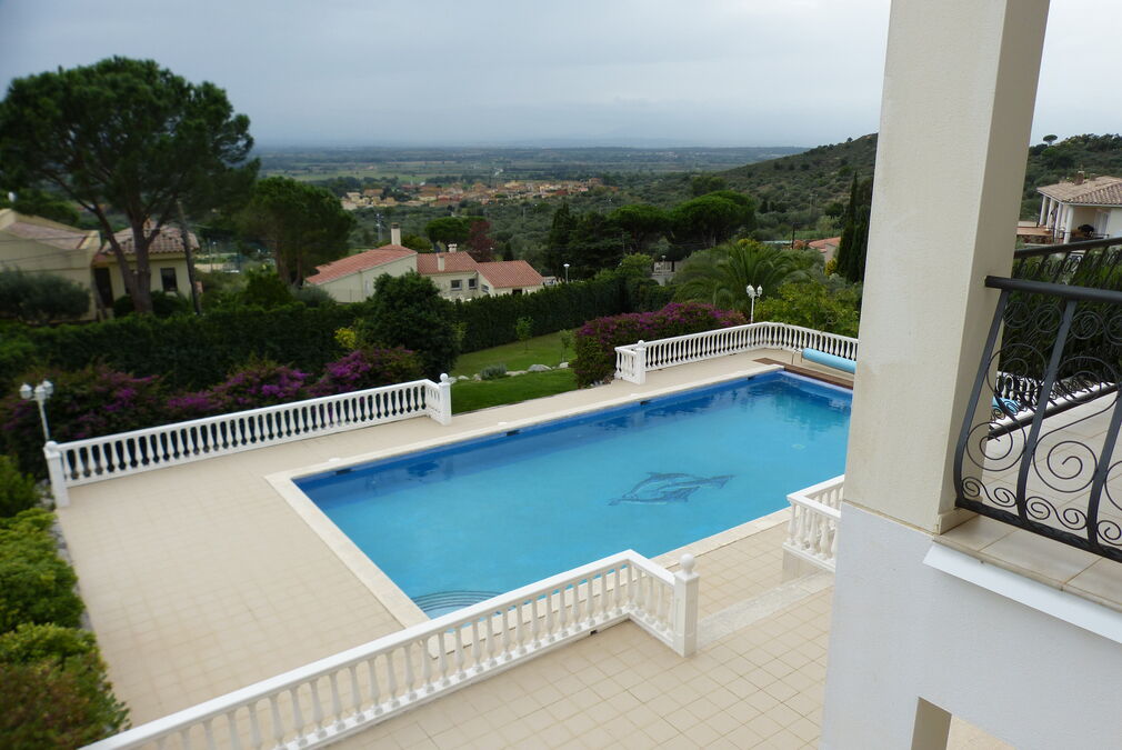 Beeindruckendes Einfamilienhaus in Els Olivars auf einem schönen Grundstück mit großem Schwimmbad zu verkaufen.