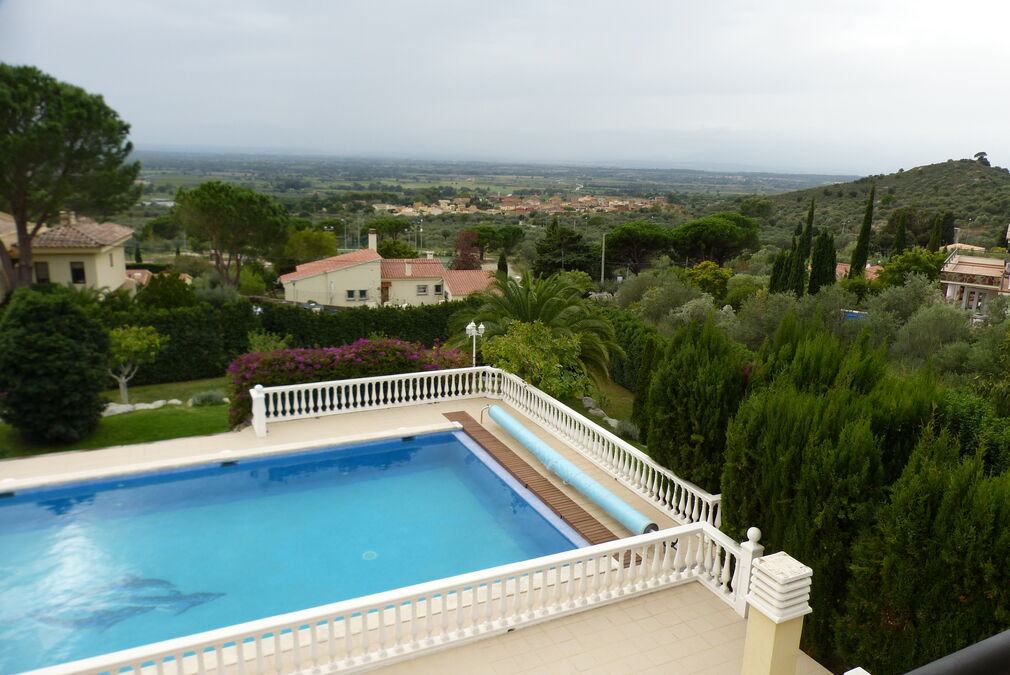 Impressive detached house in Els Olivars for sale on a beautiful plot with large swimming pool.