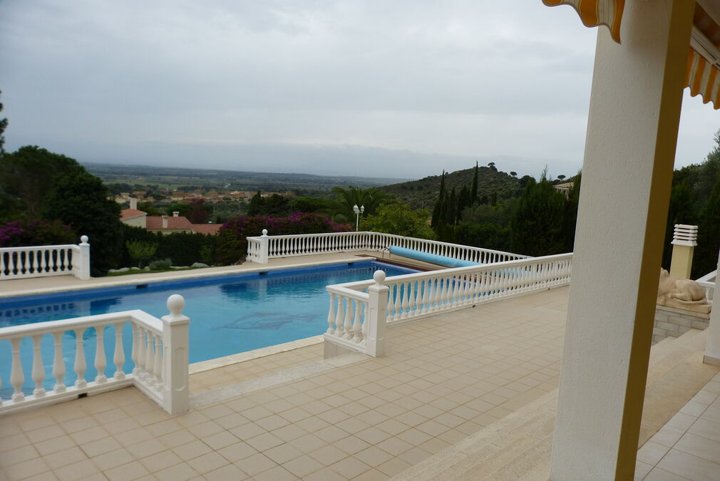Beeindruckendes Einfamilienhaus in Els Olivars auf einem schönen Grundstück mit großem Schwimmbad zu verkaufen.