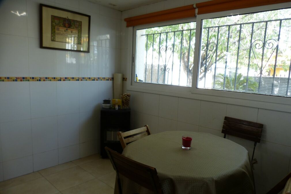 Holiday home with a large plot to build a pool, 3 km from Empuriabrava