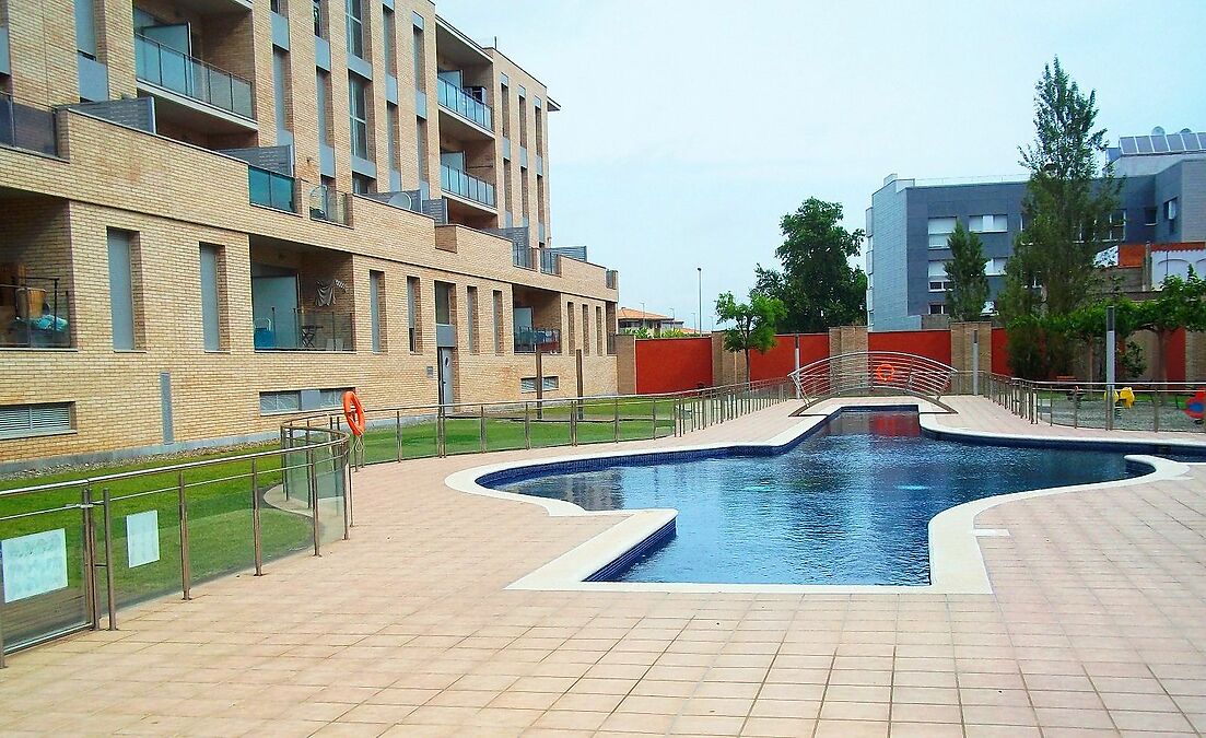 PUIG ROM  Apartamento de dos dormitorios con piscina comunitaria, parking y solárium