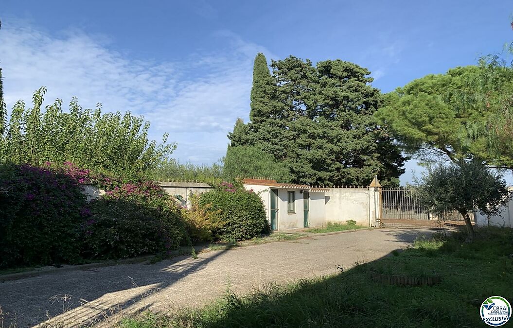 Àmplia casa amb jardí i garatge a Riumors