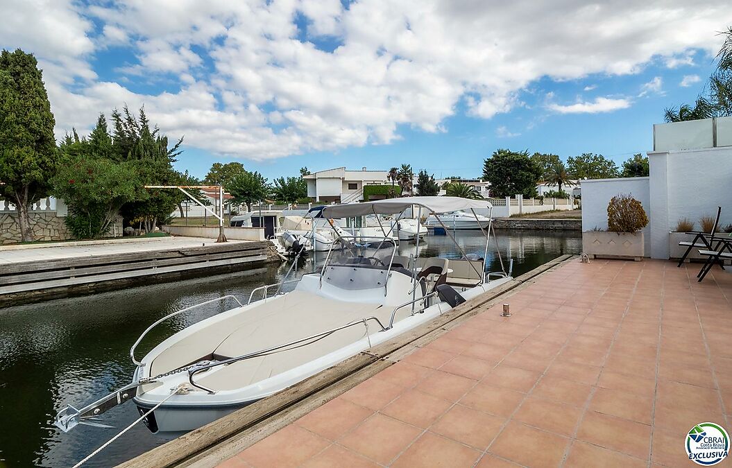 Magnificent villa on the canal with a 10.50 m mooring.